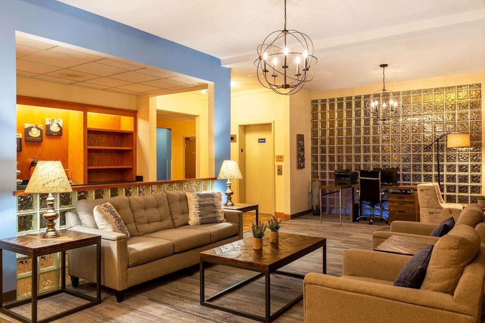 Days Inn & Suites by Wyndham Madison 35/41