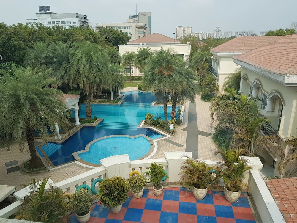 The Palms Town Country Club 38/44