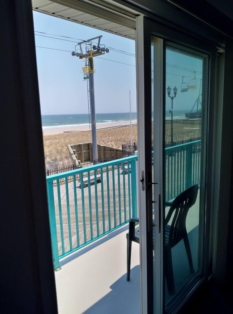 Boardwalk Sand & Surf Inn Oceanfront 33/55