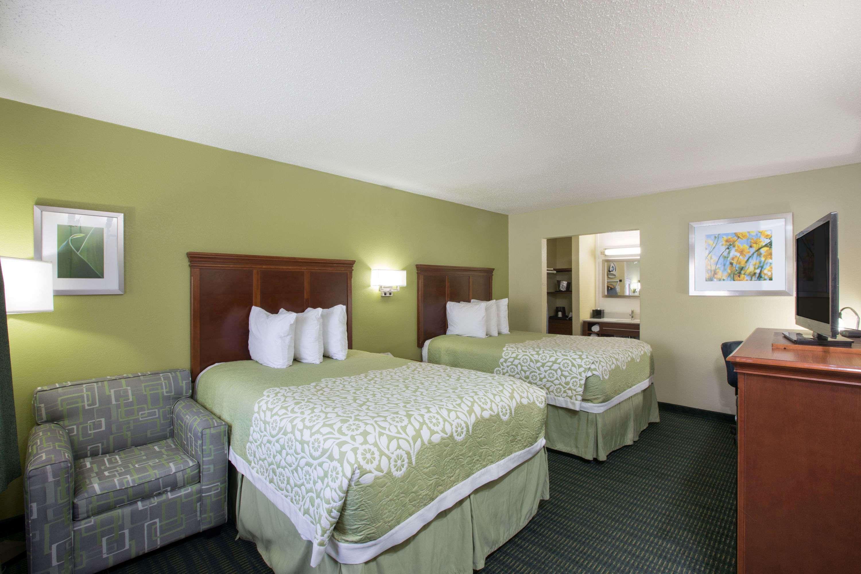 Days Inn & Suites by Wyndham Big Spring 16/28