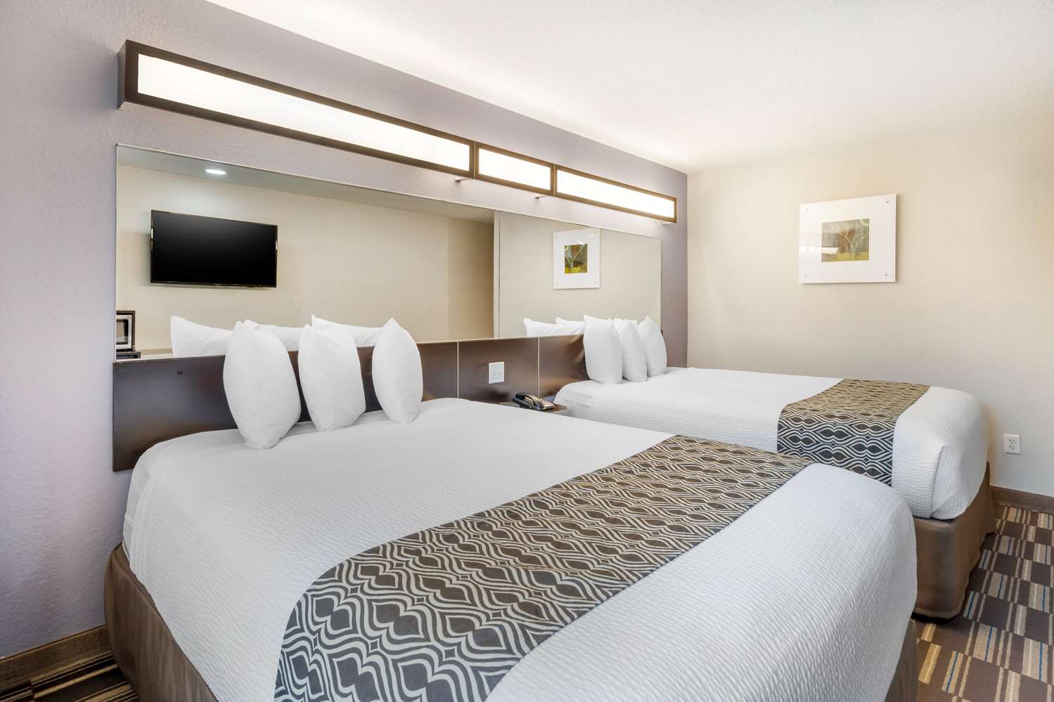 Microtel Inn and Suites by Wyndham Brooksville 7/53