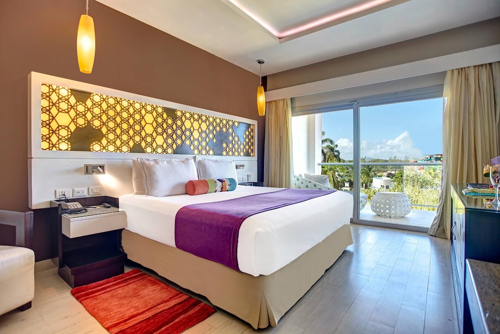 Resort Hideaway at Royalton Blue Waters, An Autograph Collection all Inclusive Resort Adults Only 13/31