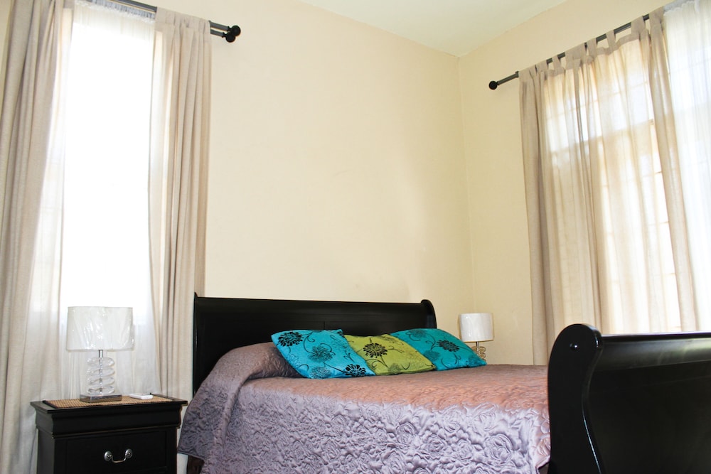 Eclipse Suite Guest Apartments 8/77