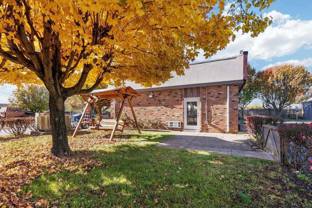 HomeTowne Studios Georgetown - Lexington North 39/49