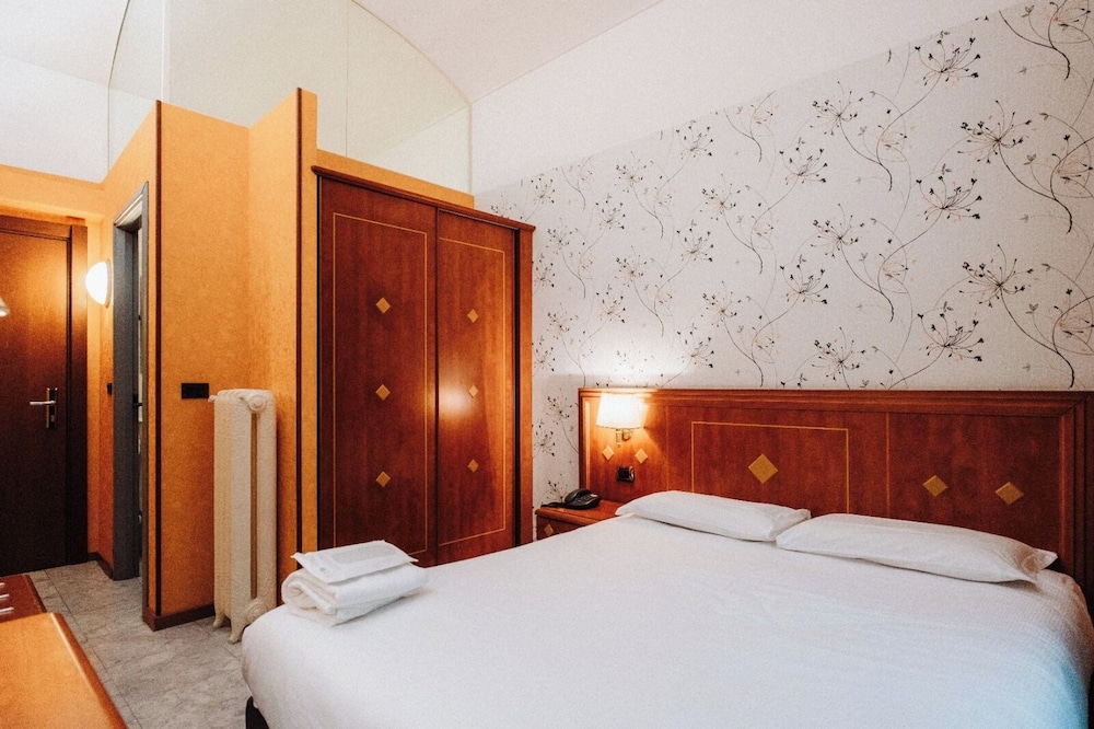 STANDARD, QUEEN BED