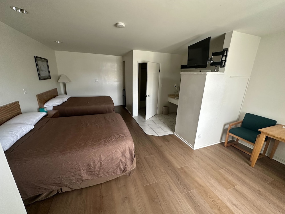 Jolly Roger Hotel 23/48