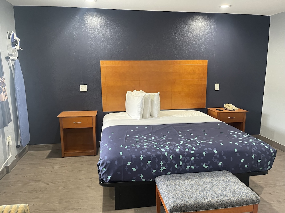 ROOM, KING BED, SMOKING