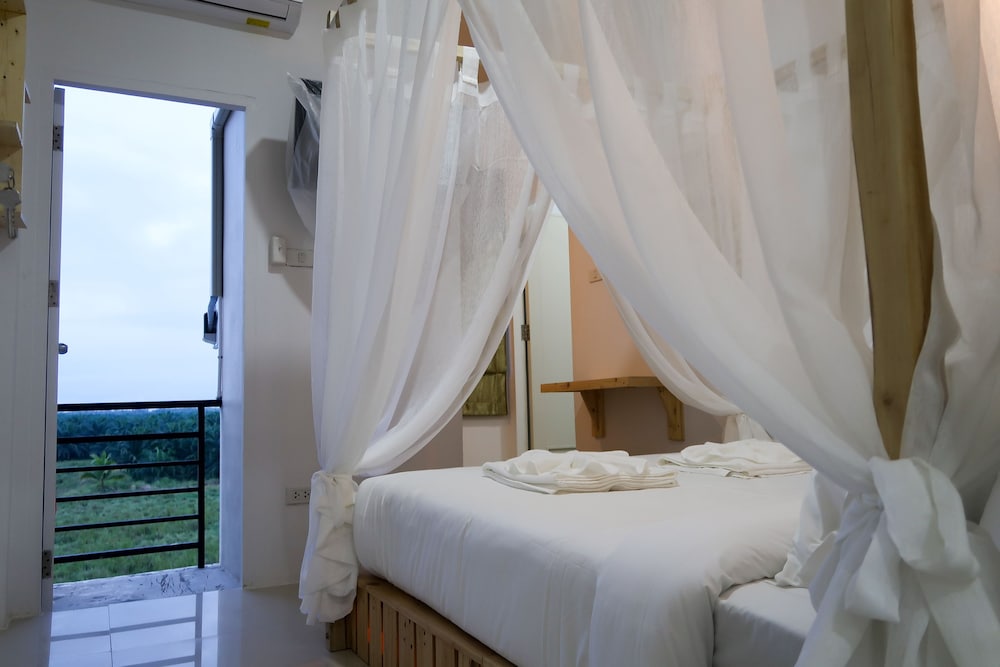 Baan Urt Suratthani Airport Hotel 30/66