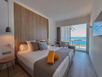Standard, Single, 2 Double Beds, Partial Sea View, Balcony