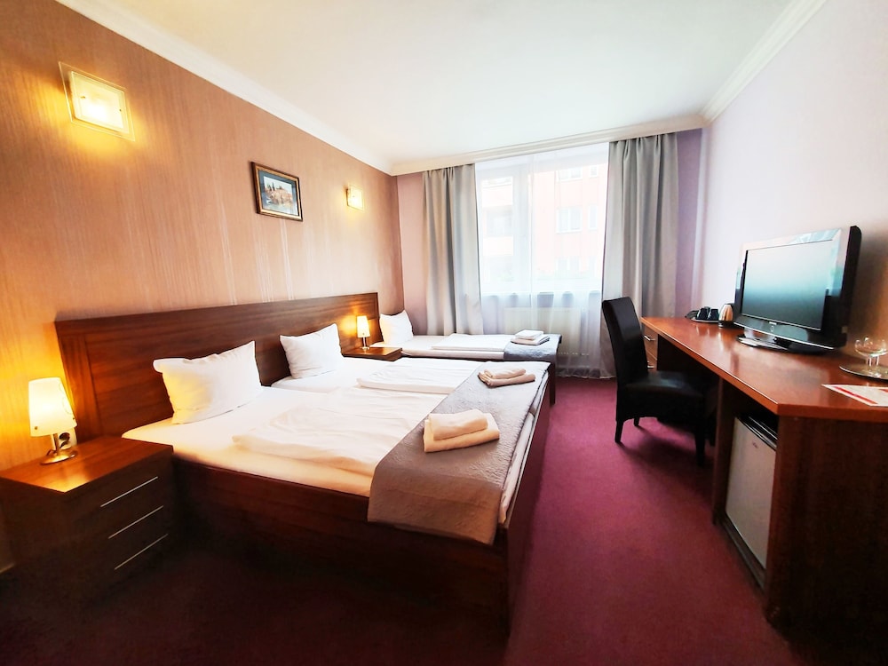 Room, Triple, Double Bed, Relax Inn Hotel Prague 2/4