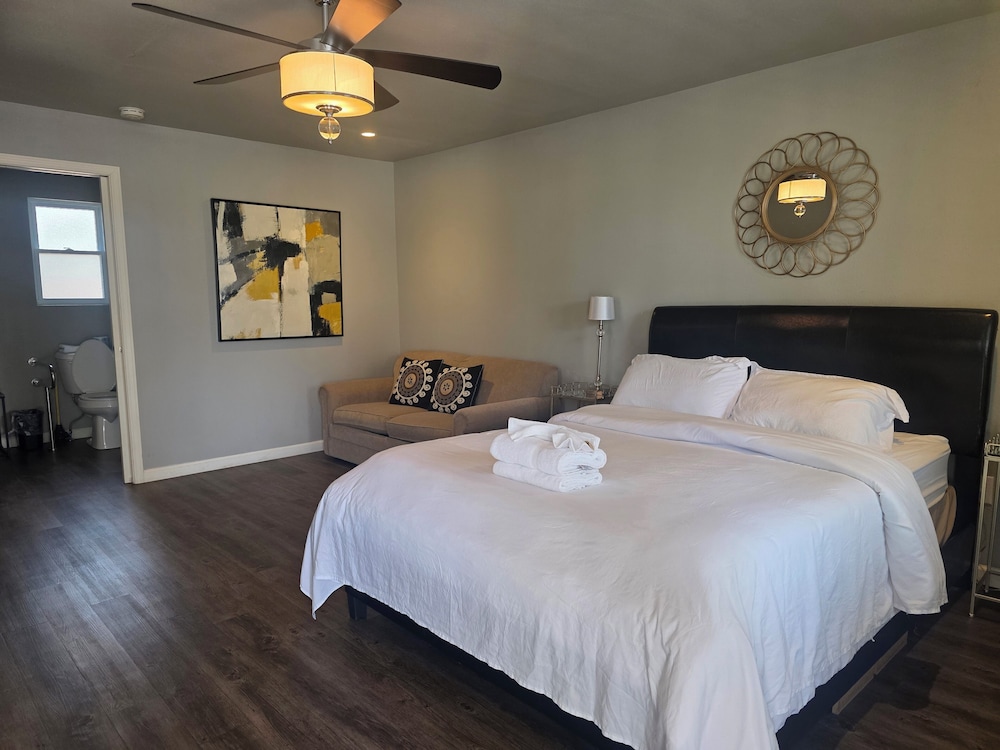 Edwards, Queen Bed, Sofa