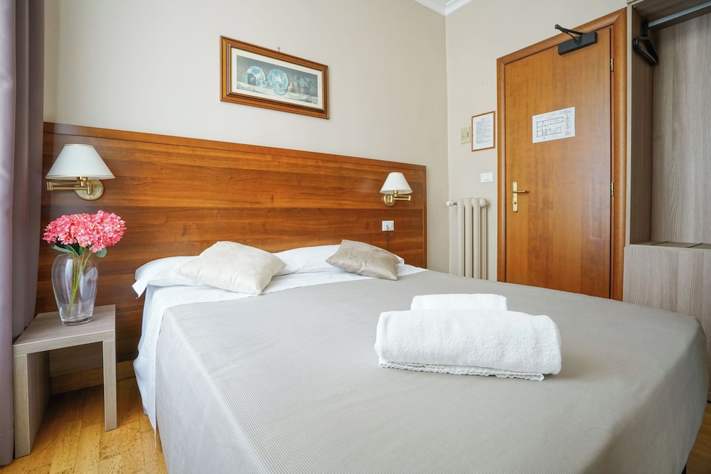 ROOM, SINGLE