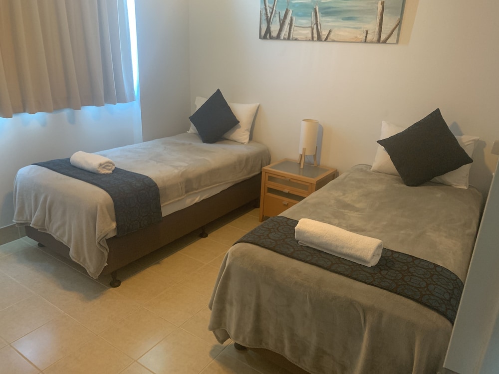Beachfront Towers 17/80