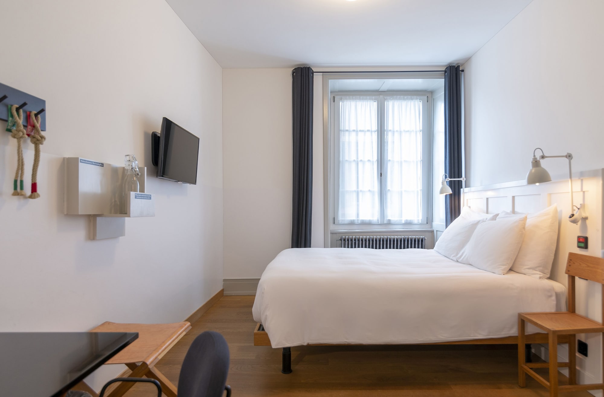 ROOM, SINGLE