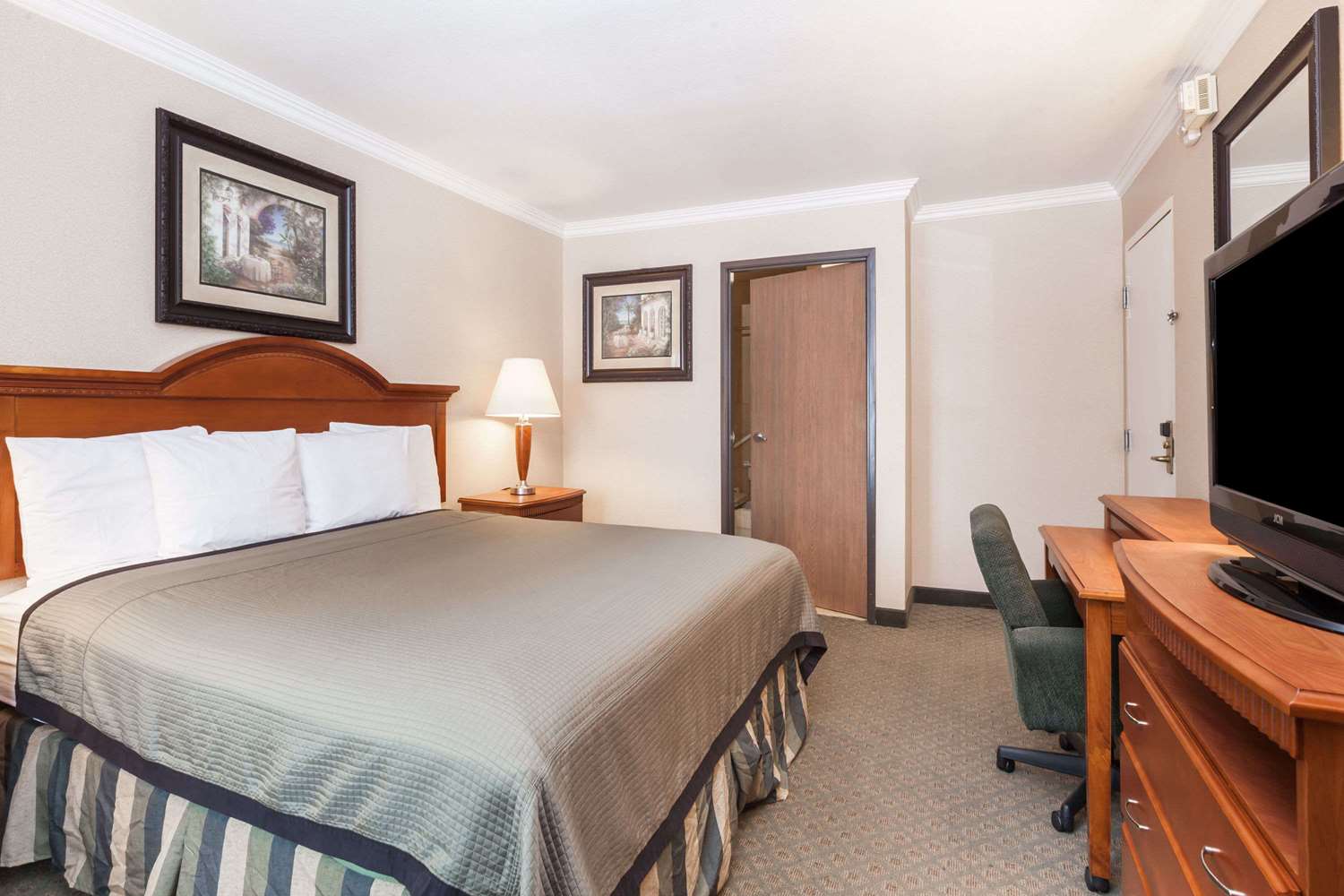 Travelodge By Wyndham Sylmar Ca 4/11
