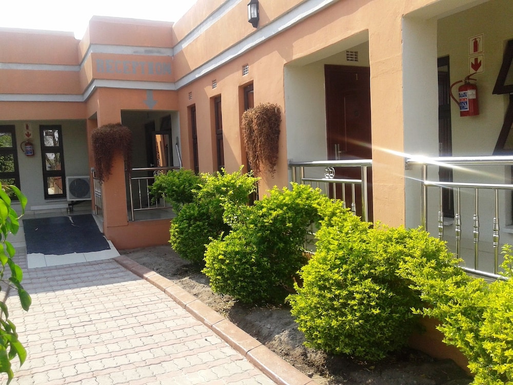 Gumare Executive Lodge 35/47