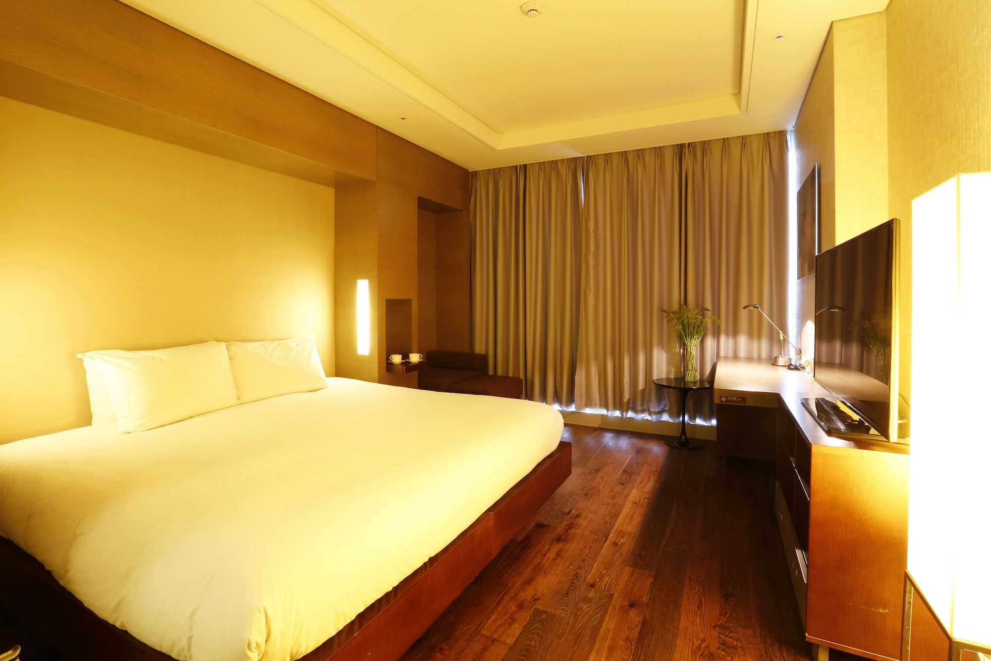 EXECUTIVE, KING BED