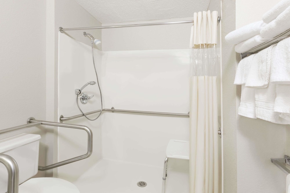 Days Inn & Suites By Wyndham Des Moines Airport 16/40