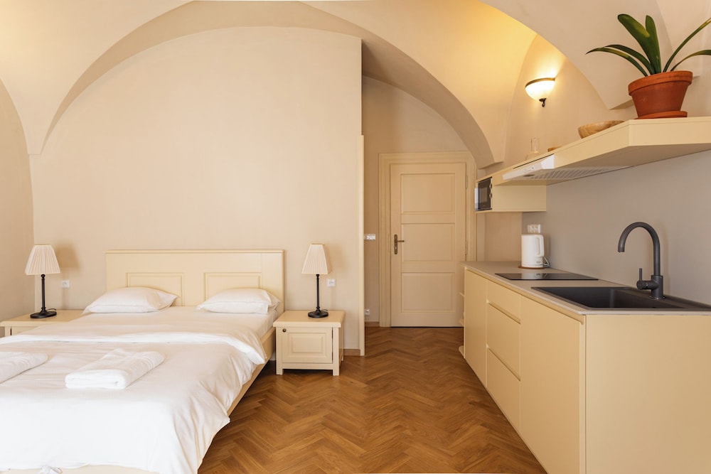 STUDIO, SUITE