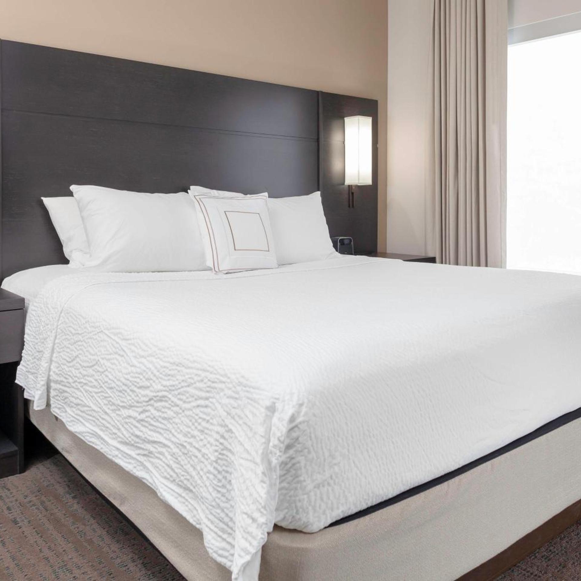 Studio, King Bed, Bathtub, Accessible