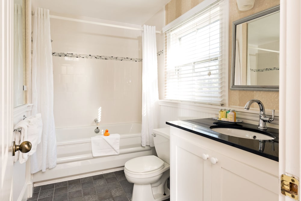 Crowne Pointe Historic Inn Spa 12/75