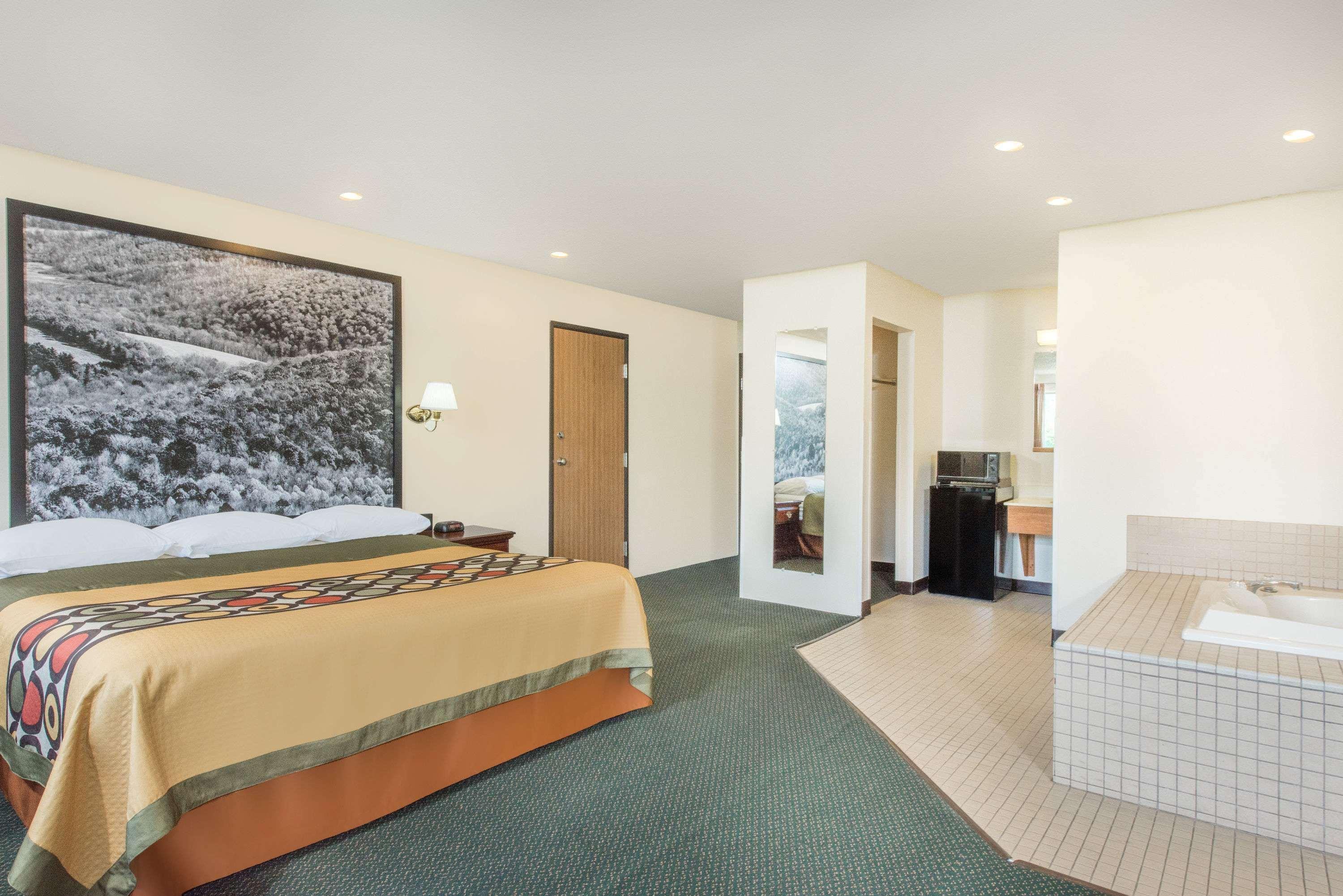 جناح بسرير كينج، Super 8 by Wyndham Burnham/Lewistown 2/4
