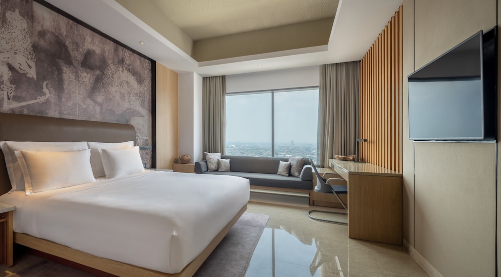 DELUXE, KING BED, CITY VIEW