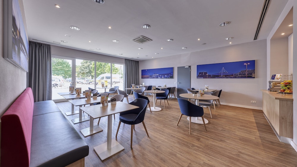 HOLIDAY INN EXPRESS COLOGNE MUELHEIM 31/45