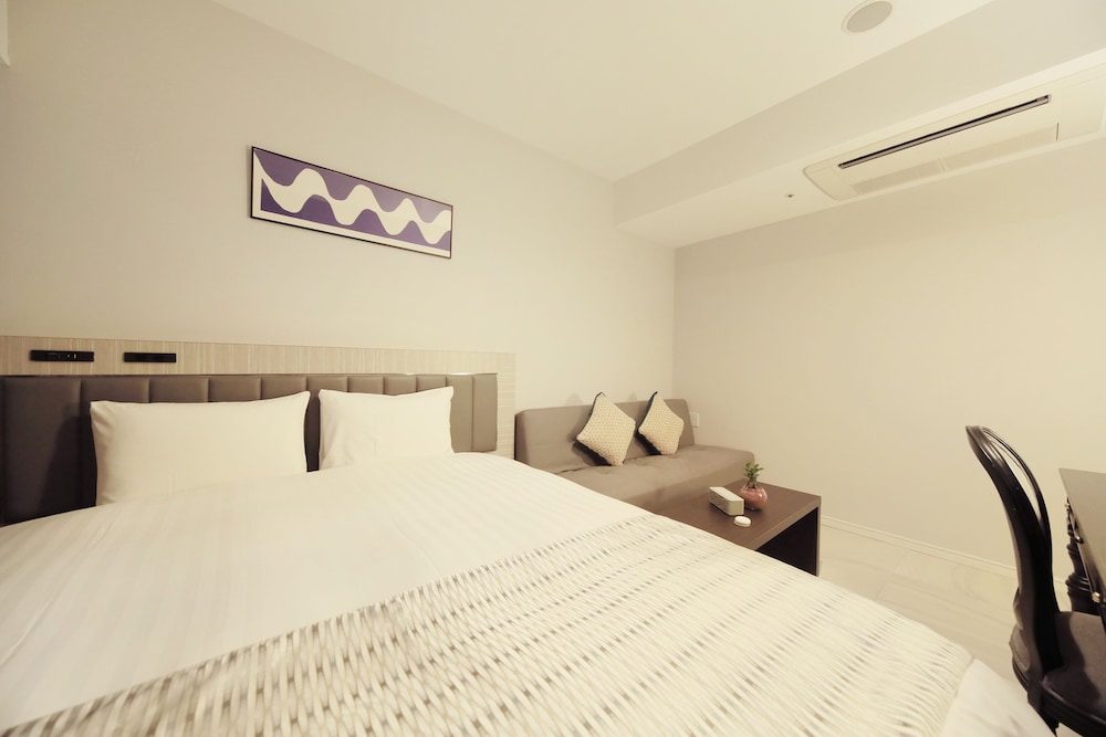 ROOM, QUEEN BED
