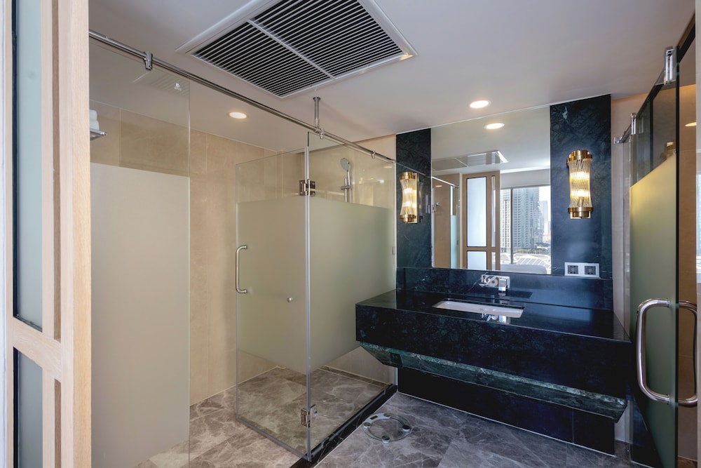 SUITE, KING BED, PLUNGE POOL, JETTED TUB, TERRACE, SMOKING