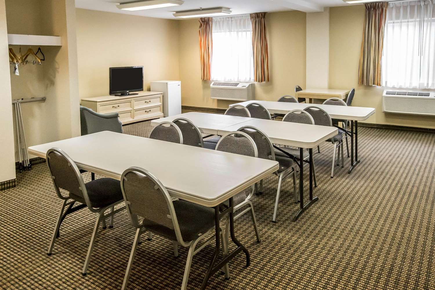 Econo Lodge Inn & Suites Monroe, MI 30/36