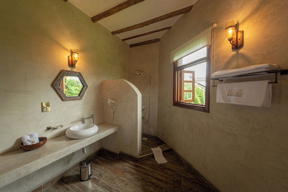 Emburara Farm Lodge 50/50