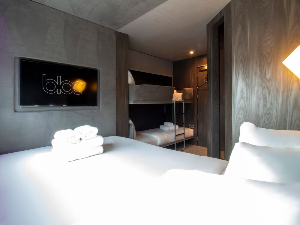 FAMILY, KING BED, 2 BUNK BEDS