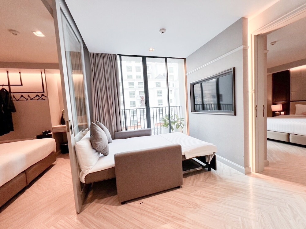 The Quarter Ploenchit by UHG 14/50