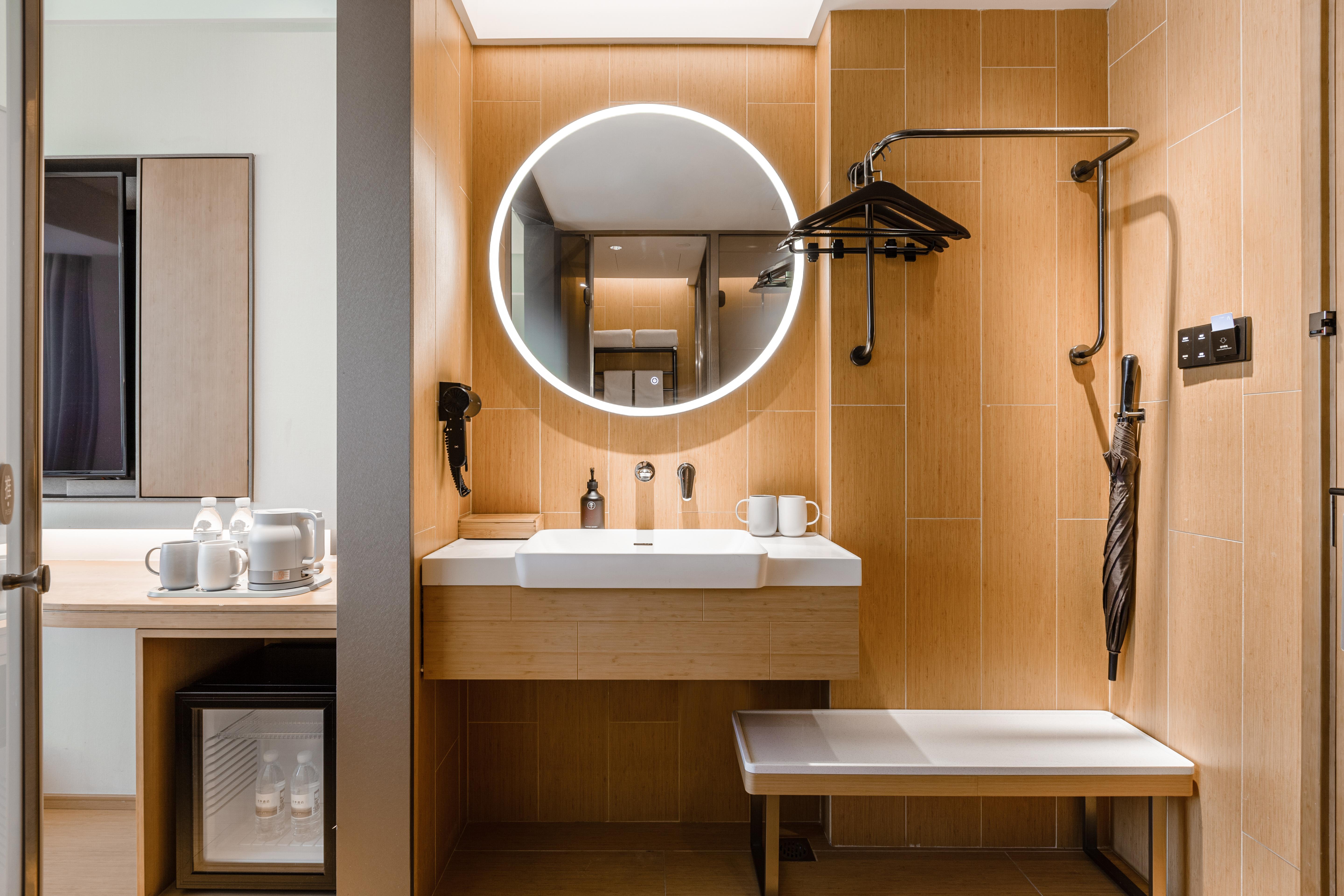 Ji Hotel (Shanghai Lujiabang Road Metro Station) 34/37