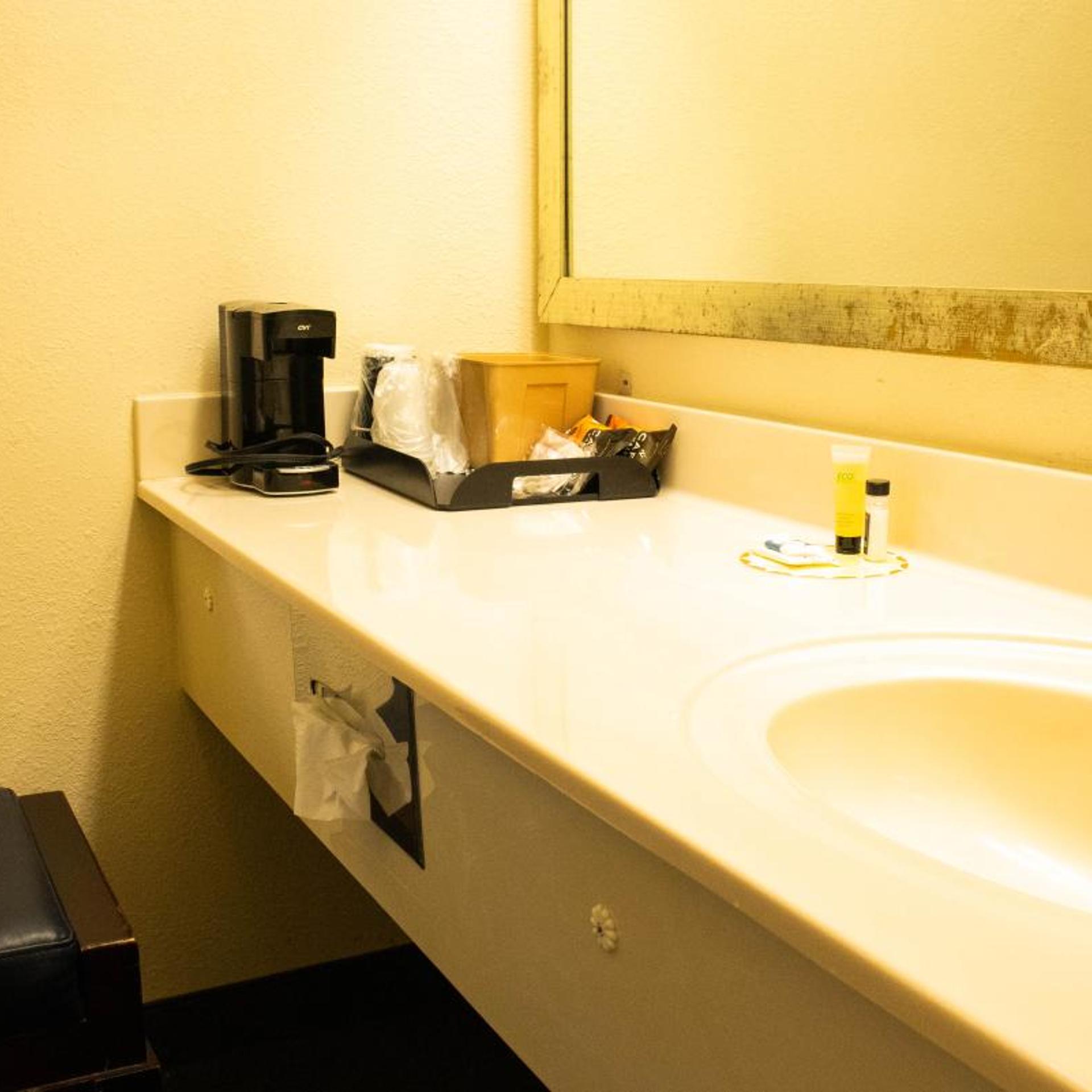 DAYS INN YANCEYVILLE 30/32