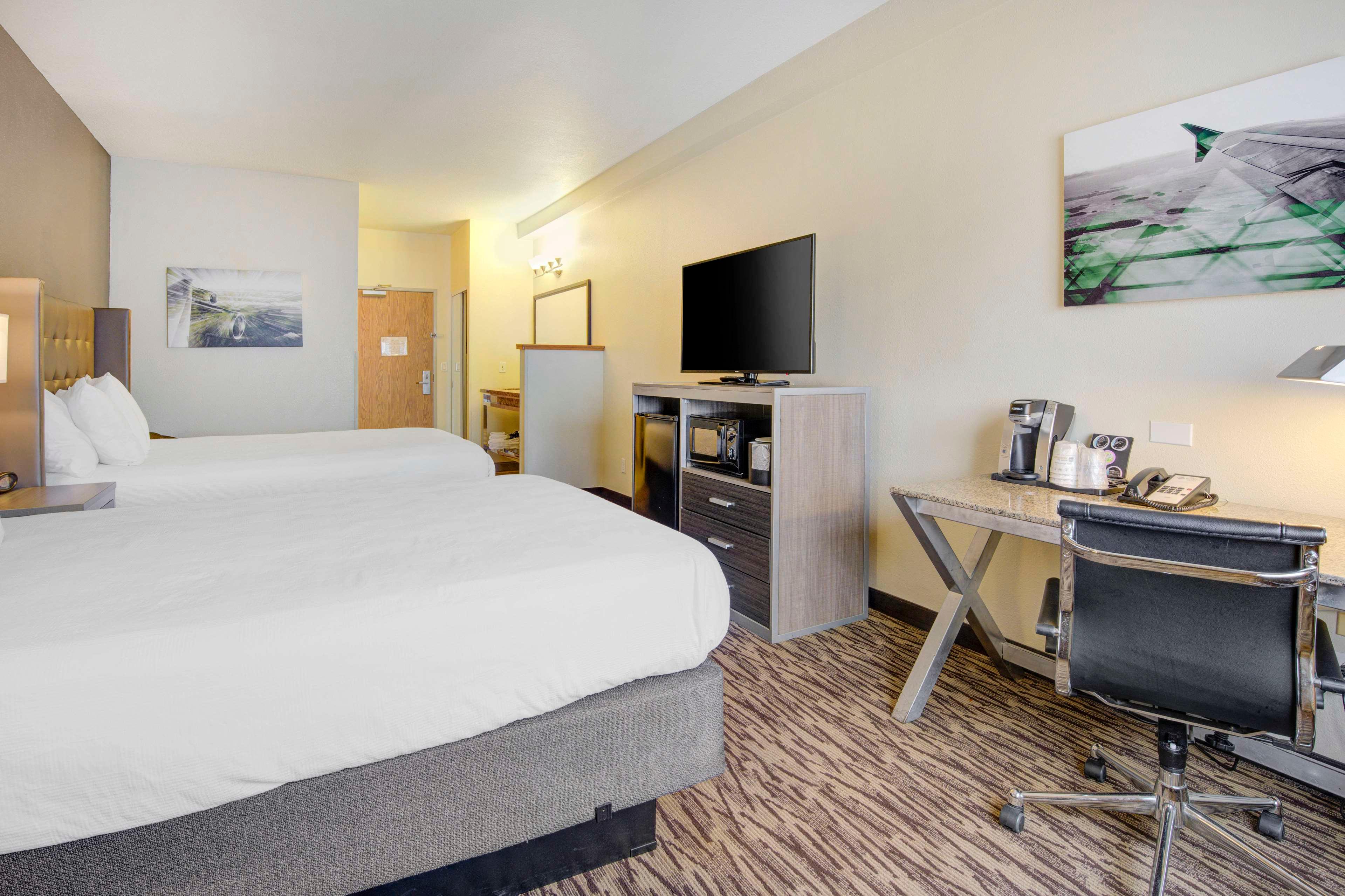 غرفة بسرير كوين، Best Western Plus Peppertree Airport Inn 3/5