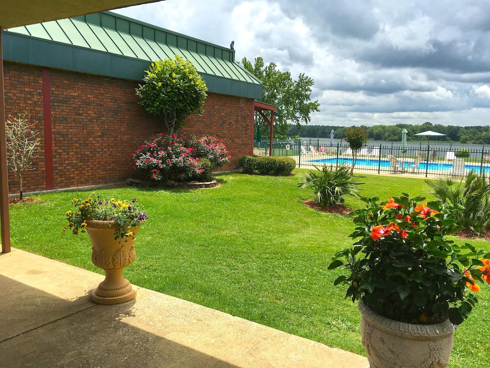 Super 8 by Wyndham Riverside AL 36/44
