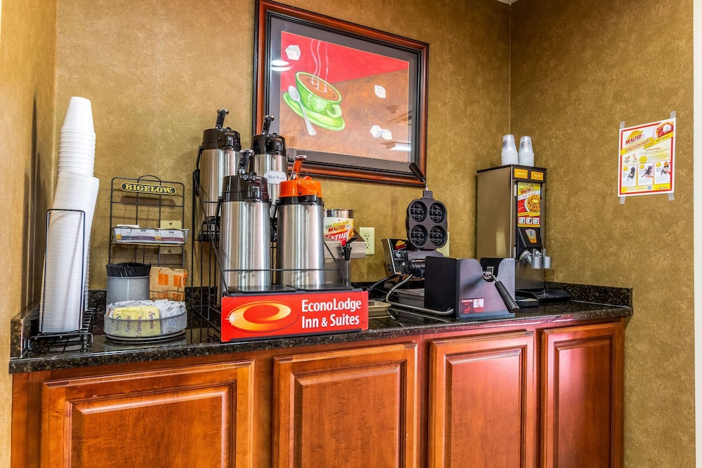 Econo Lodge Inn & Suites Evansville East 33/40