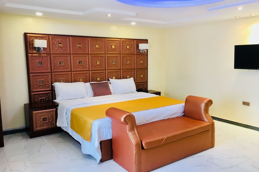 Double M Exquisite Suites And Lounge 8/29