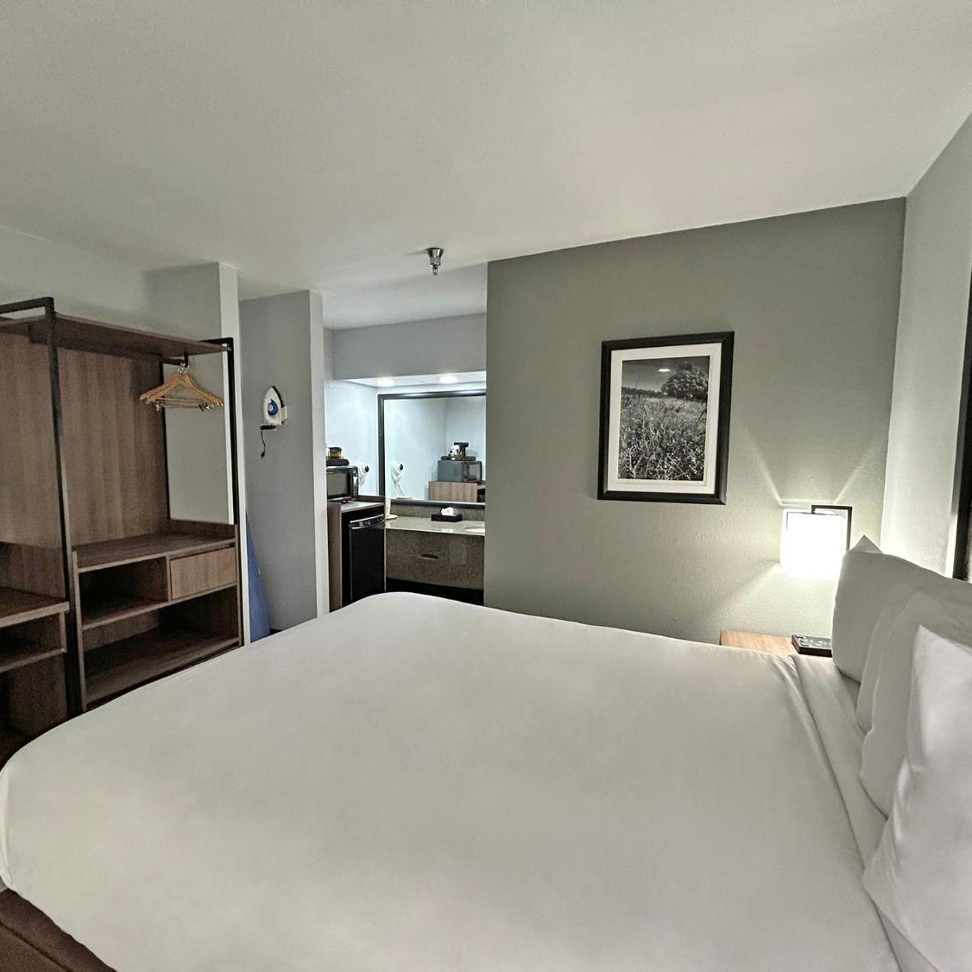 غرفة بسرير كينج مع أريكة، SureStay Plus by Best Western Cannon A.F.B. 2/9