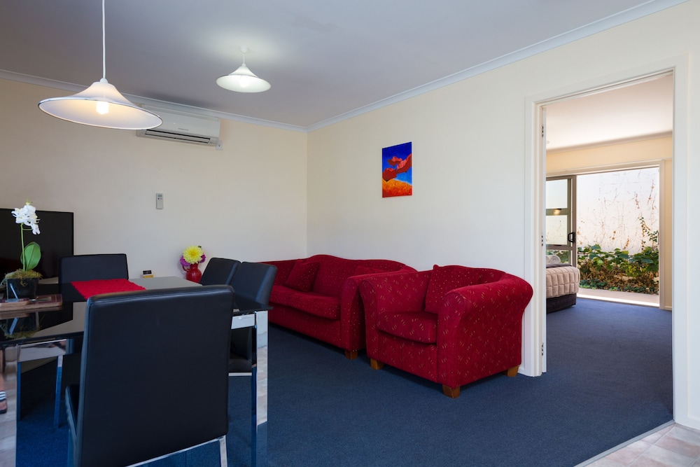 Middle Park Motel 6/63