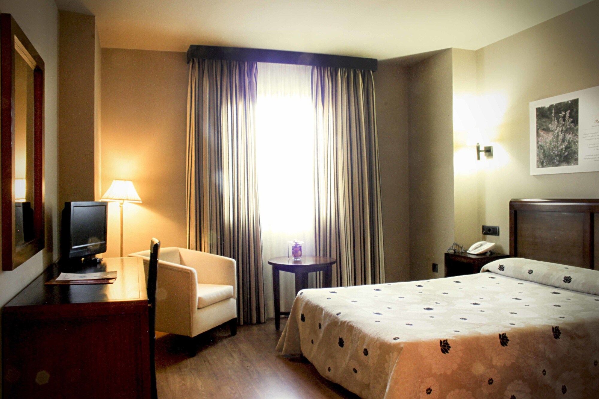 ROOM, DOUBLE OR TWIN BED