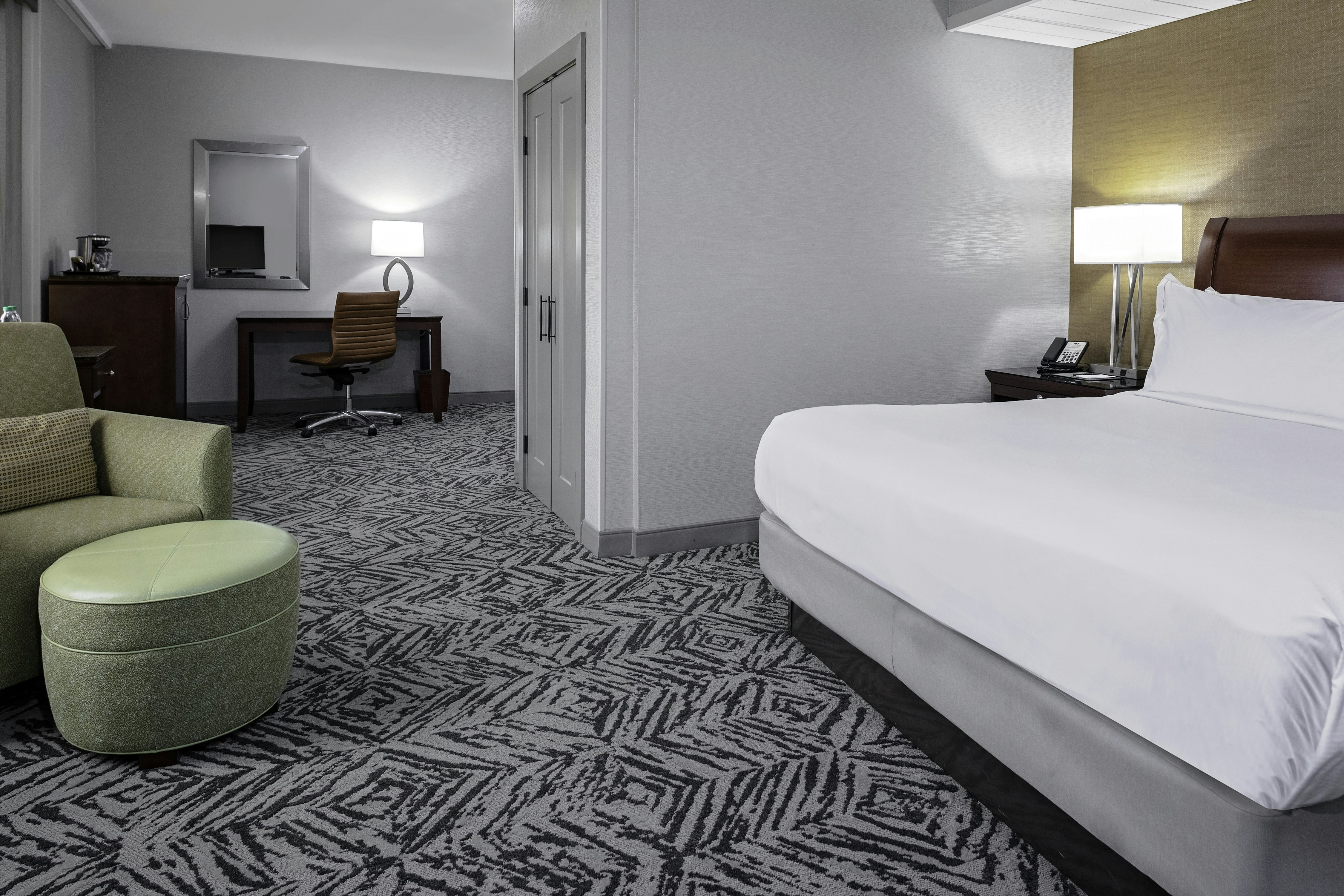 DELUXE, KING BED