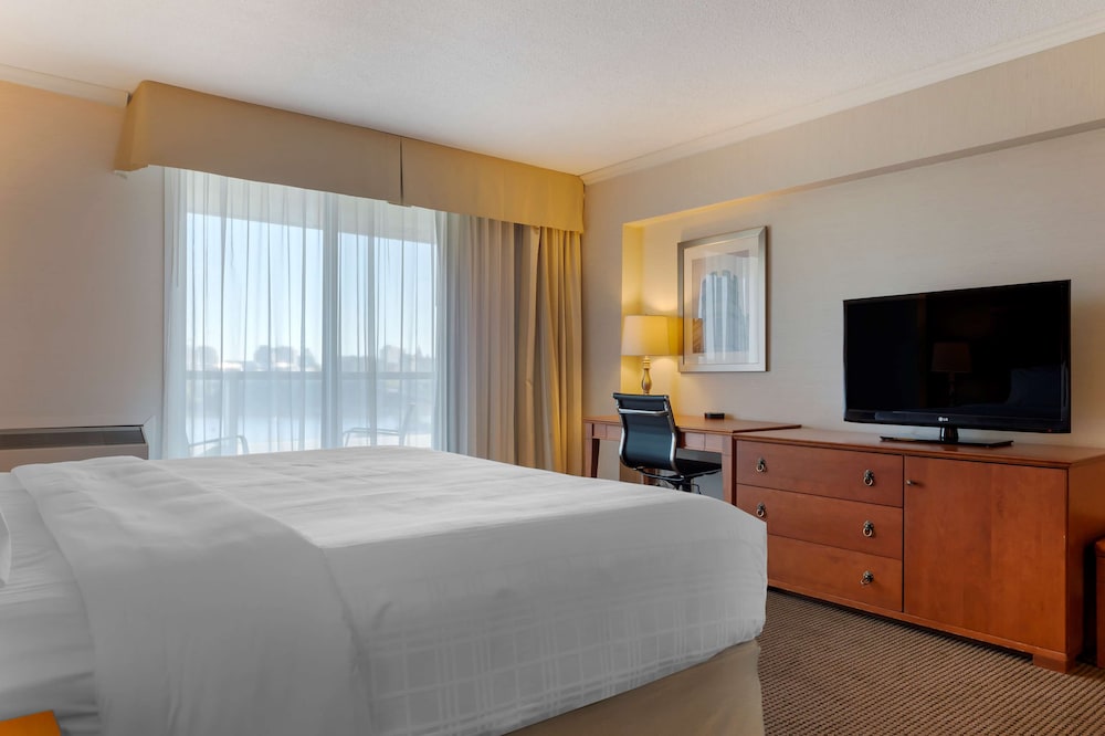 Standard, King Bed, River View, Balcony