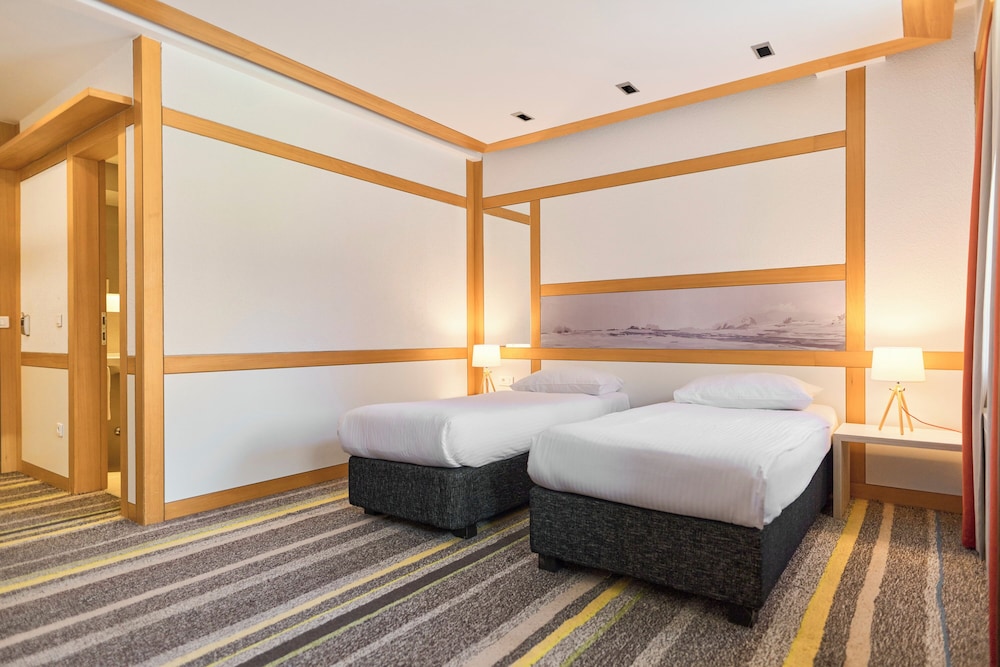 DELUXE, DOUBLE OR TWIN BED, MOUNTAIN VIEW