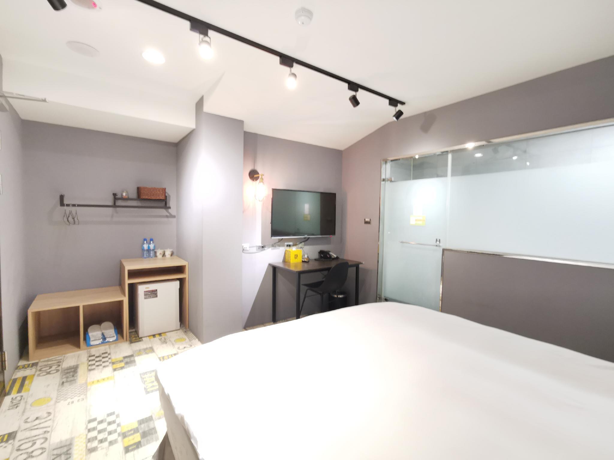 Basic, Double Bed, No Window، Wow Happy Hotel 2/2