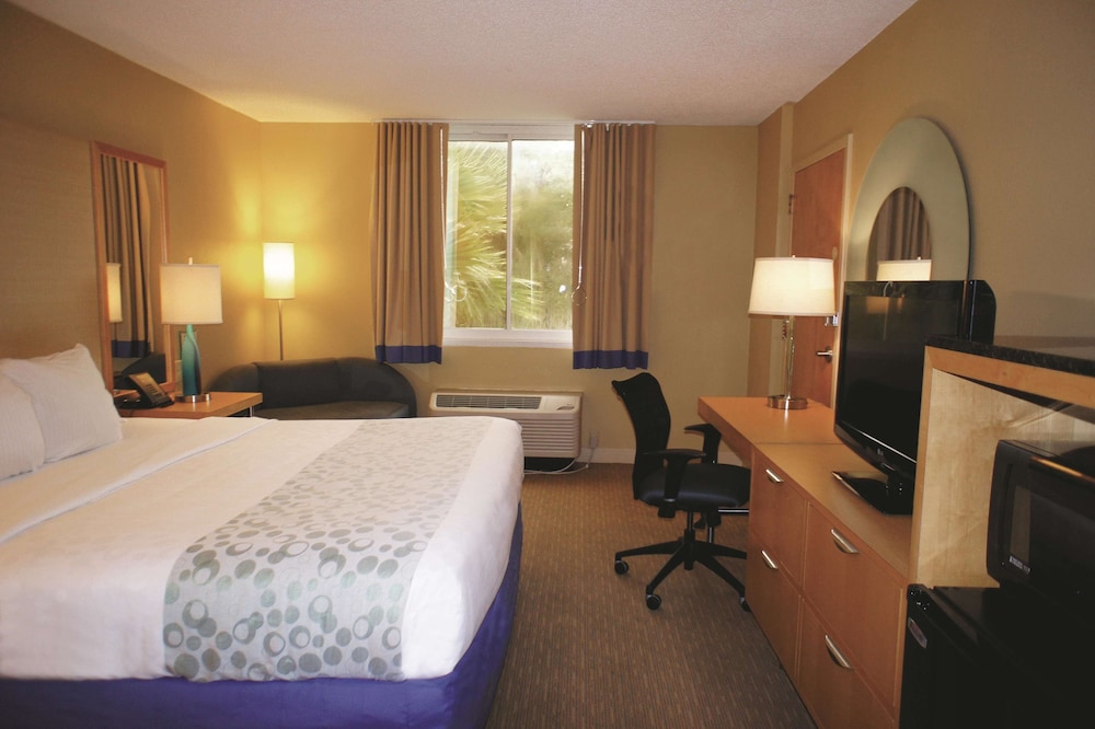 La Quinta Inn & Suites by Wyndham Sarasota Downtown 19/52