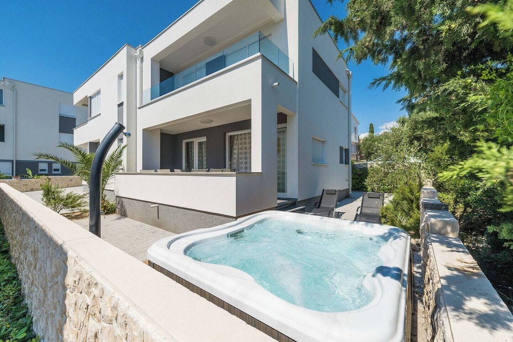 Apartments Tomana 12/50
