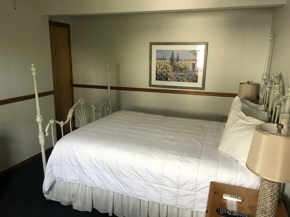 Retreat, Queen Bed